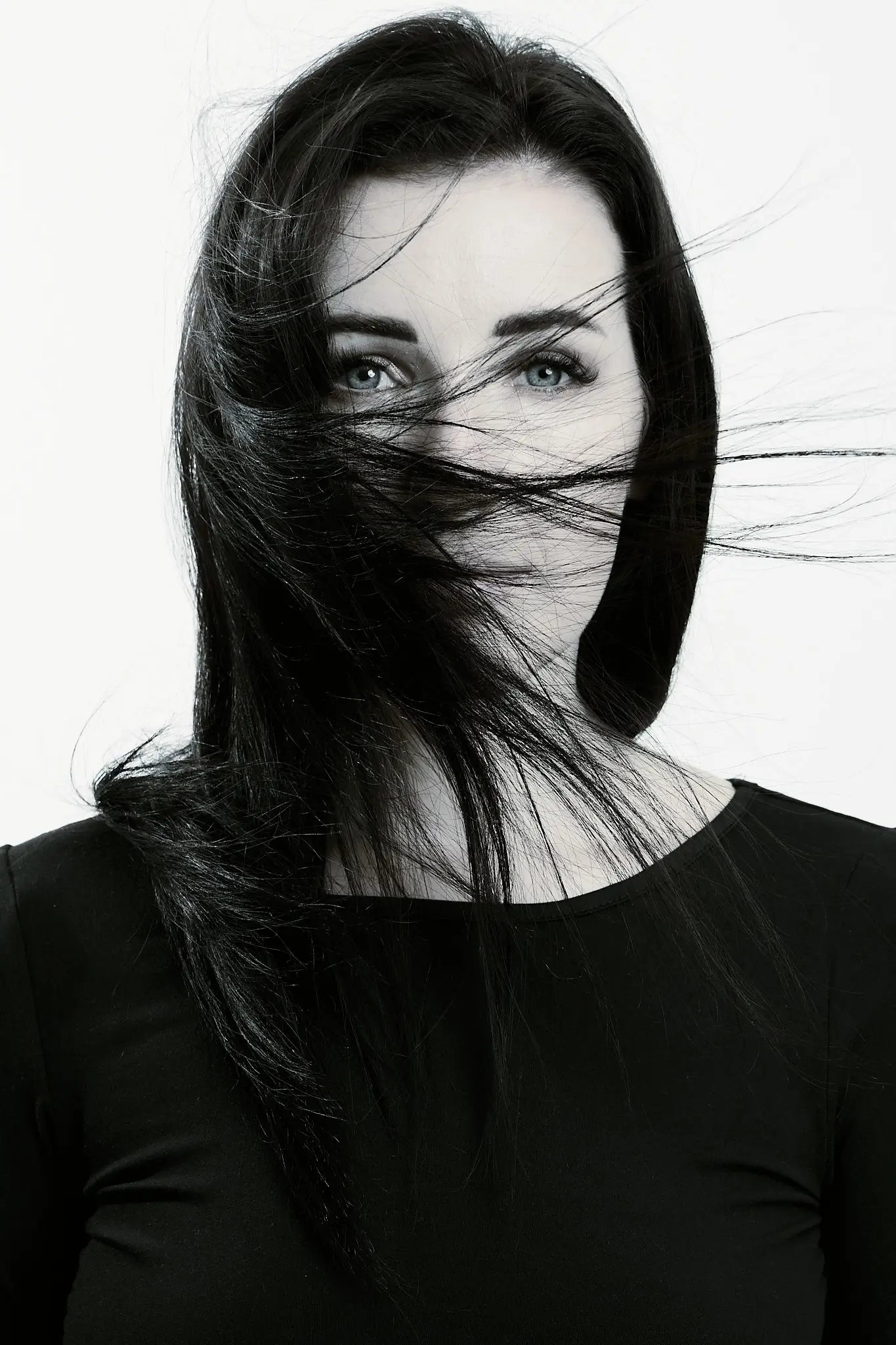 Portraitfotografie Bern – Person mit langen schwarzen Haaren
