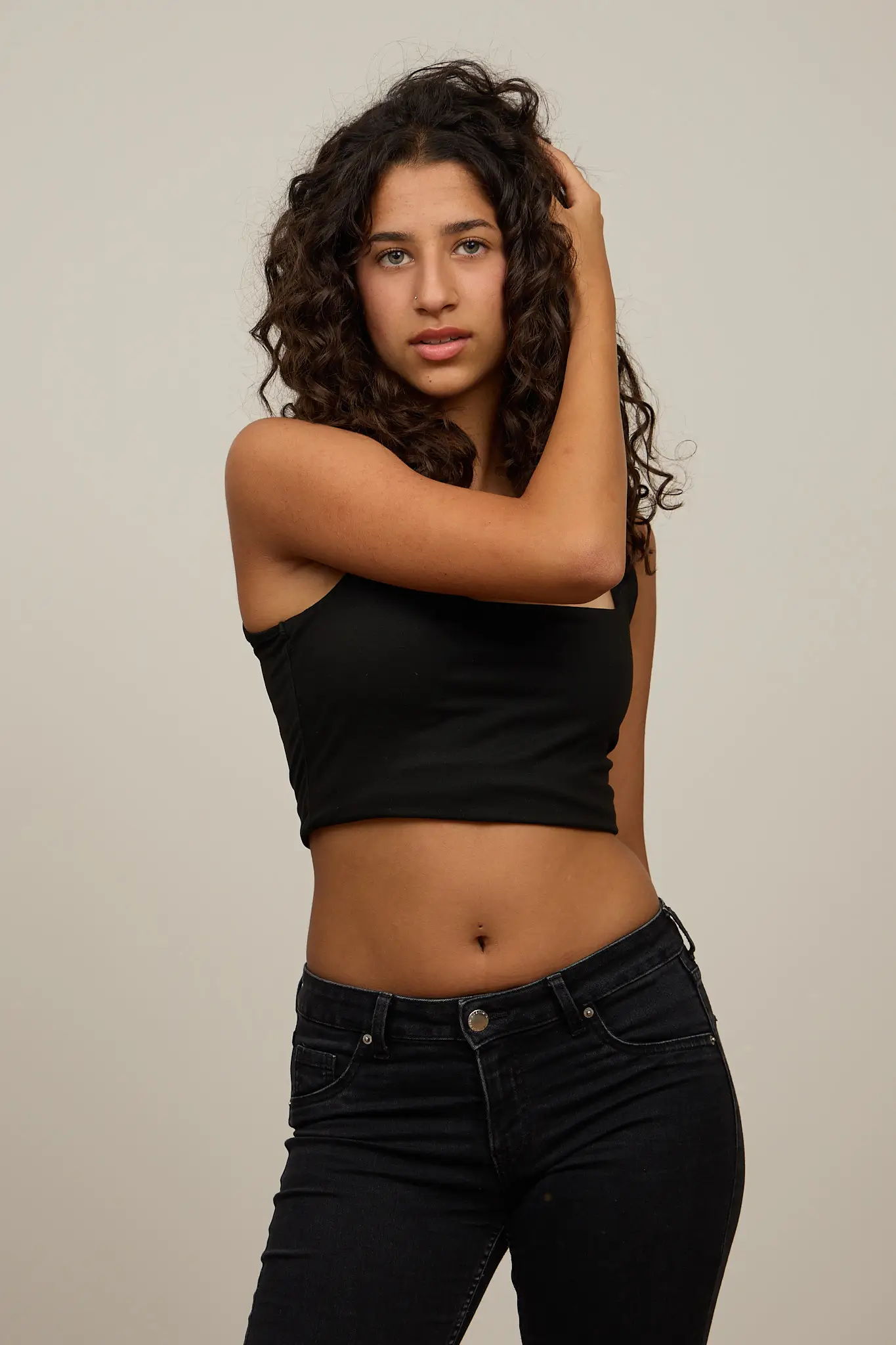 Portraitfotografie Bern – Frau in schwarzem Oberteil und Jeans