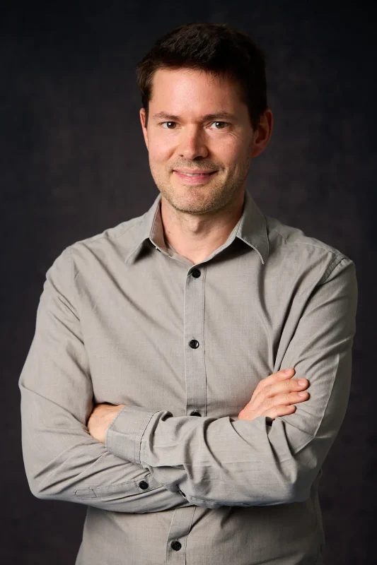 Portraitfotografie Bern – Person in weißem Hemd und Leggings.