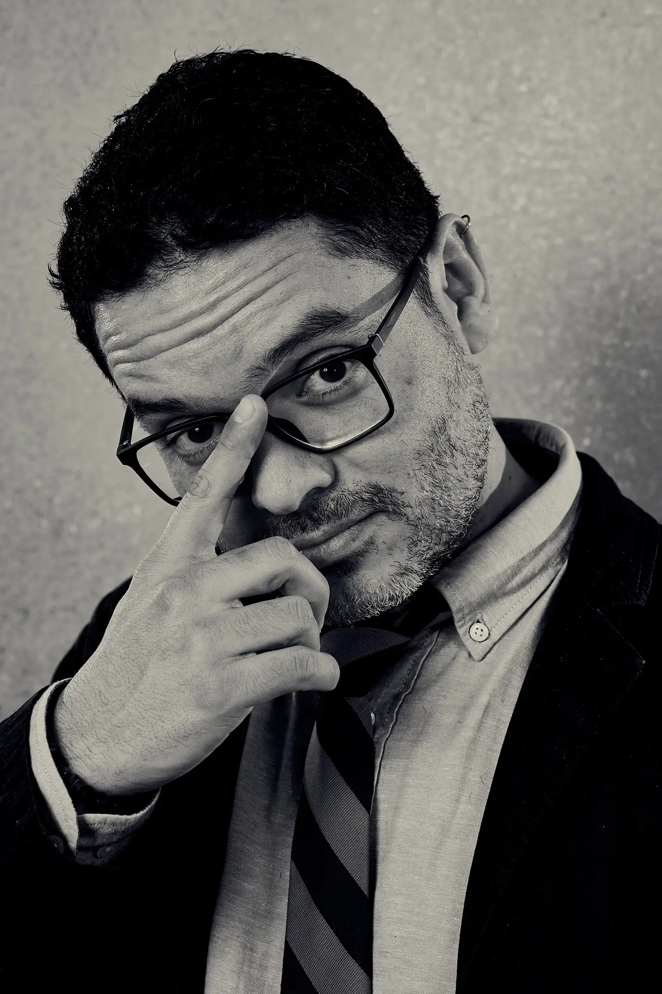 Portraitfotografie Bern – Mann mit Brille und Krawatte, monochrom