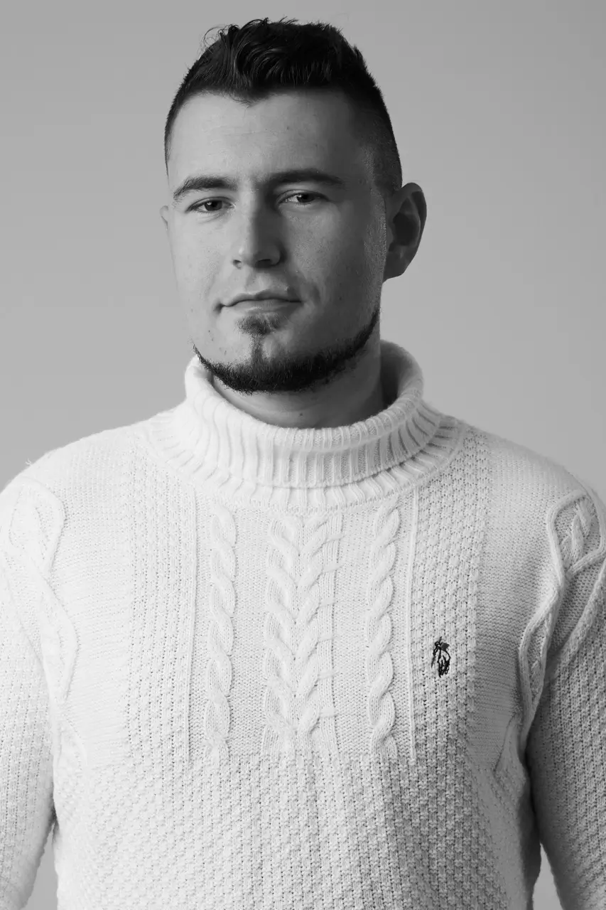 Portraitfotografie Bern – Person in weißem Strickpullover