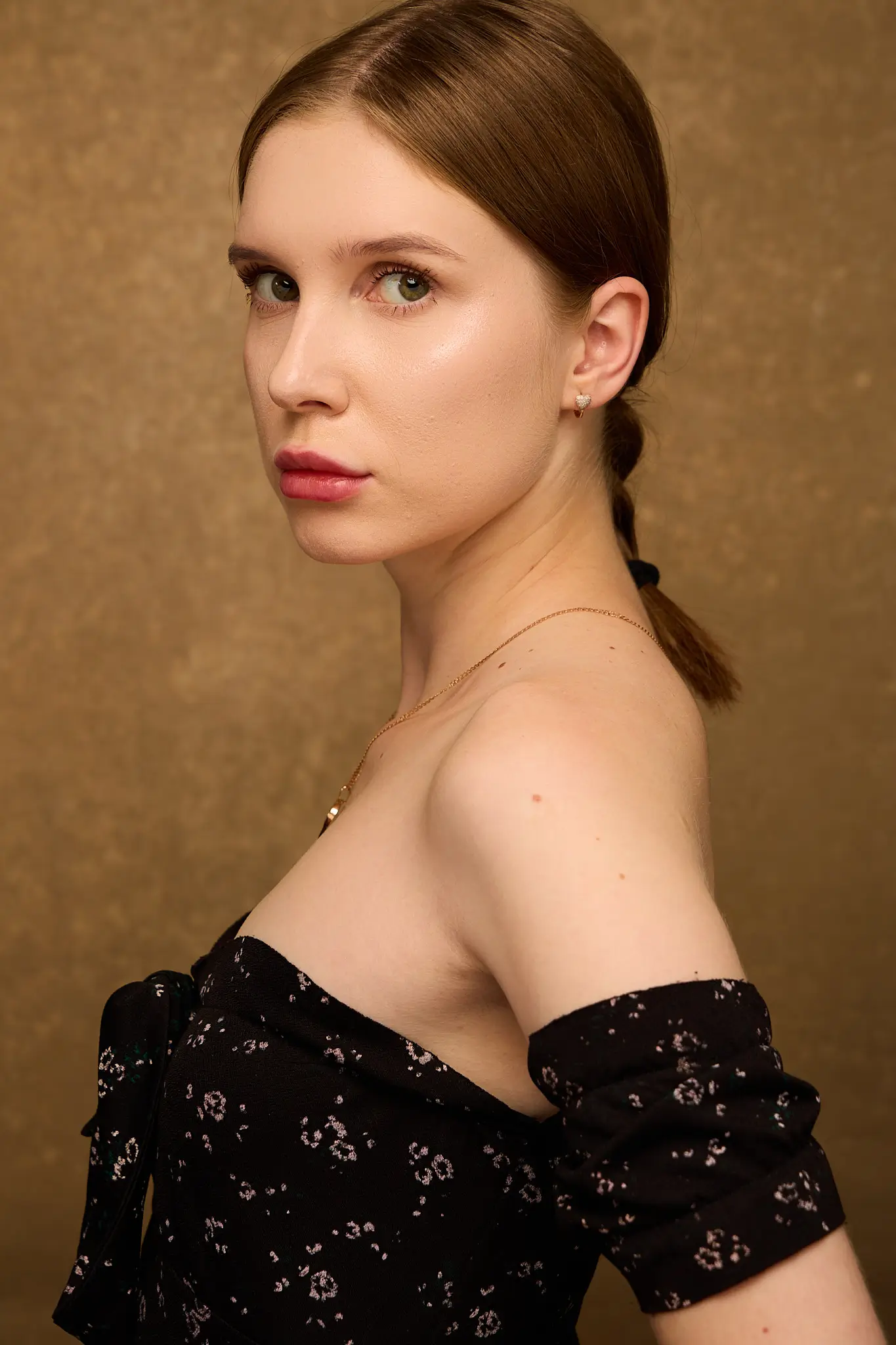 Portraitfotografie Bern – Frau in einem geblümten, schulterfreien Kleid