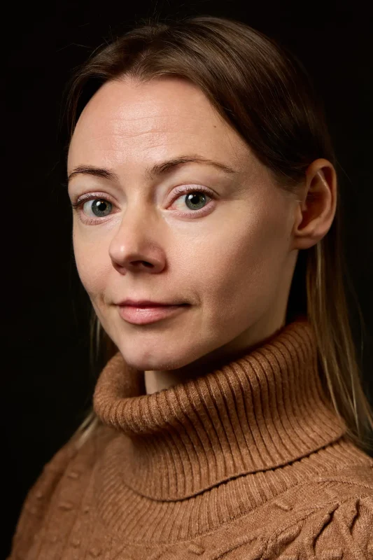 Portraitfotografie Bern – Person, die einen braunen Rollkragenpullover trägt.